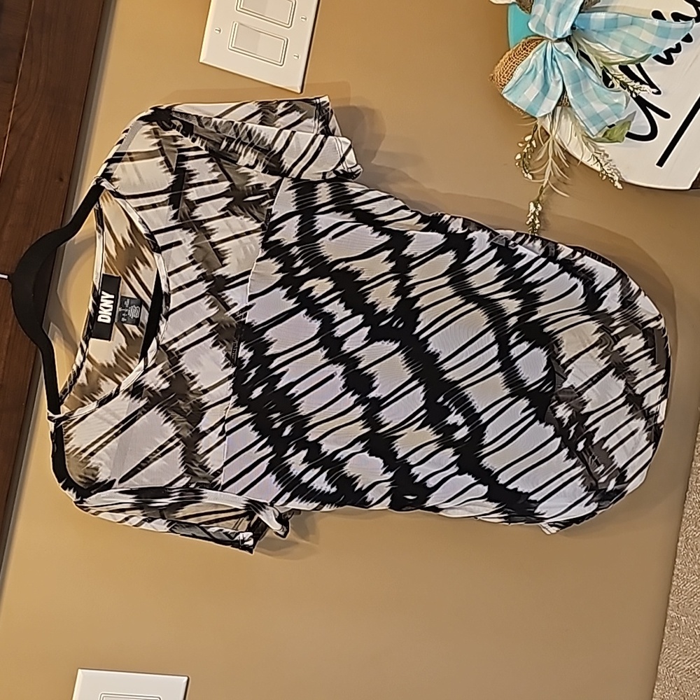 DKNY Sz L  shirt
